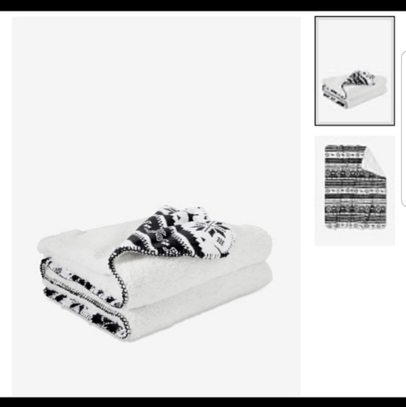 💗 NWT- VS Pink thick sherpa blanket - Picture 3 of 3